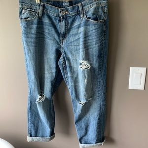 Skinny boyfriend cut capris.